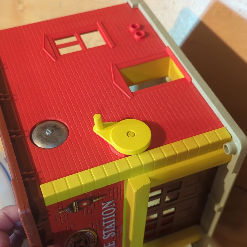 1979 VINTAGE WORKING FISHER PRICE PLAY FAMILY FIRE STATION #928 w/accessories - Picture 12 of 16